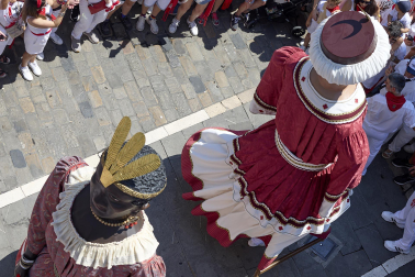 Fotos de la salida de la Comparsa de Gigantes y Cabezudos este 14 de julio de San Fermín 2025.