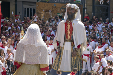 Fotos de la salida de la Comparsa de Gigantes y Cabezudos este 14 de julio de San Fermín 2025.