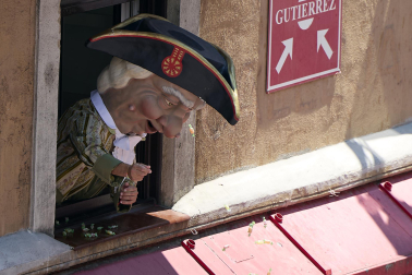 Fotos de la salida de la Comparsa de Gigantes y Cabezudos este 14 de julio de San Fermín 2025.