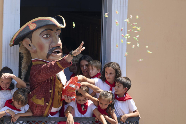Fotos de la salida de la Comparsa de Gigantes y Cabezudos este 14 de julio de San Fermín 2025.