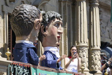 Fotos de la salida de la Comparsa de Gigantes y Cabezudos este 14 de julio de San Fermín 2025.