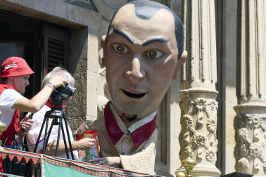 Fotos de la salida de la Comparsa de Gigantes y Cabezudos este 14 de julio de San Fermín 2025.