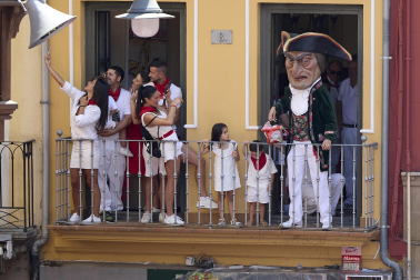 Fotos de la salida de la Comparsa de Gigantes y Cabezudos este 14 de julio de San Fermín 2025.