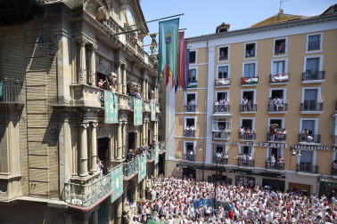 Fotos de la salida de la Comparsa de Gigantes y Cabezudos este 14 de julio de San Fermín 2025.
