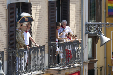 Fotos de la salida de la Comparsa de Gigantes y Cabezudos este 14 de julio de San Fermín 2025.