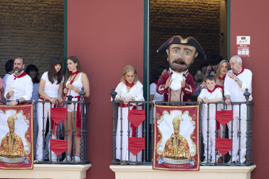 Fotos de la salida de la Comparsa de Gigantes y Cabezudos este 14 de julio de San Fermín 2025.