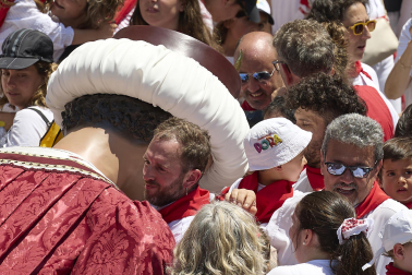 Fotos de la salida de la Comparsa de Gigantes y Cabezudos este 14 de julio de San Fermín 2025.