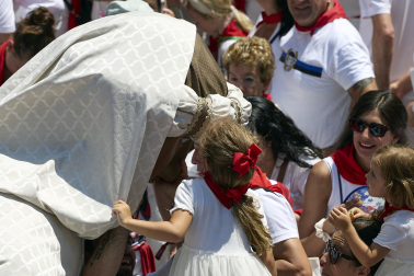 Fotos de la salida de la Comparsa de Gigantes y Cabezudos este 14 de julio de San Fermín 2025.
