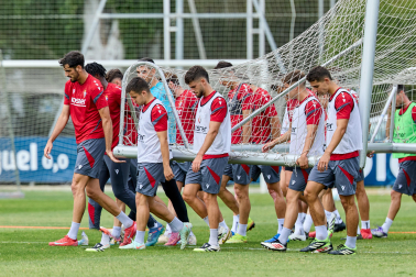Catena, Pedroarena, Iker Muñoz y Asier Osambela, en primer término, llevan la portería