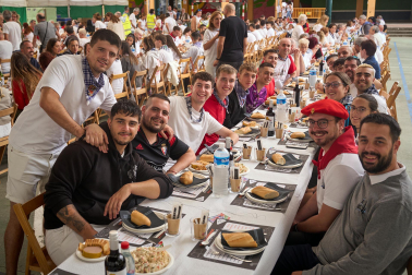 Comida popular en fiestas de Burlada 2025.