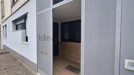 Acceso al porche del loft en venta en Mendebaldea