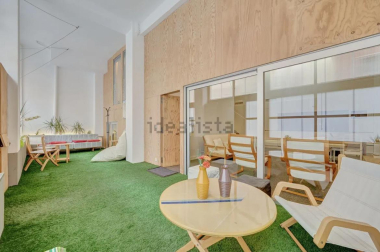 Amplia zona de zaguán del loft diseñado en un antiguo edificio de la Milagrosa