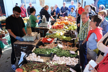 Puesto de verduras y frutas 'Tufruta' de un productor de Sartaguda en el mercadillo de Barañáin este martes