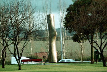 'Monumento al prisionero político desconocido' se instaló en la plaza de Félix Huarte en 1999. En la foto, la escultura, un año más tarde.