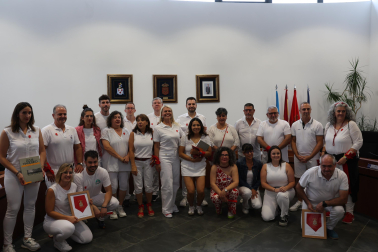 Foto de familia de la corporación de Zizur Mayor con las personas que han sido homenajeadas