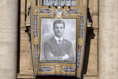 El repostero en el Vaticano con la imagen de Pier Giorgio Frassati