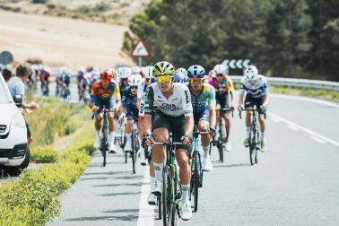 Otruba, que se llevó el premio al más combativo de la Vuelta, tira del grupo.