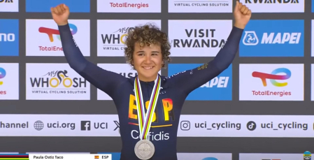 Paula Ostiz, con la medalla de plata en Kigali.