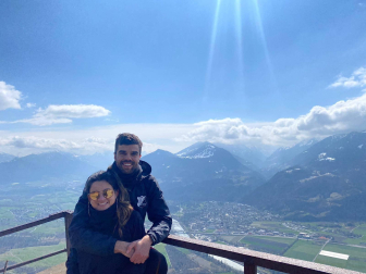 La pareja, en las regiones montañosas de Liechtenstein y Suiza