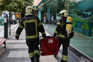 Bomberos en la calle Iturrama con el ventilador utilizado dentro del salónd e juegos.