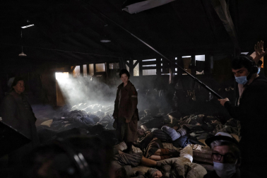 Fotos del rodaje de la película 'Each of Us' en un Refena ambientado como en un campo de concentración