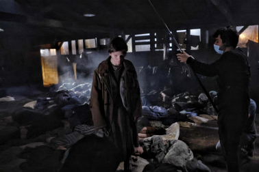 Fotos del rodaje de la película 'Each of Us' en un Refena ambientado como en un campo de concentración