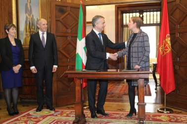 Iñigo Urkullu y Uxue Barkos, en el acto de firma del protocolo de 2016 en Ajuria Enea, con las banderas de Euskadi y Navarra
