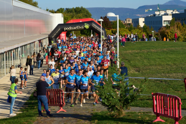 Imágenes de los 400 atletas que participaron en la IV Carrera Popular 'Cada oveja con su pareja' 2025 /
