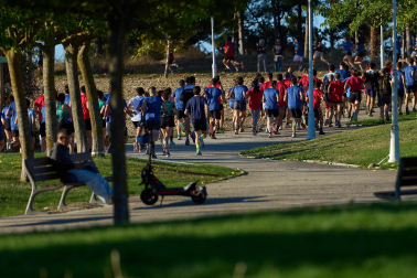 Imágenes de los 400 atletas que participaron en la IV Carrera Popular 'Cada oveja con su pareja' 2025 /