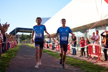 Imágenes de los 400 atletas que participaron en la IV Carrera Popular 'Cada oveja con su pareja' 2025 /