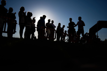 Imágenes de los 400 atletas que participaron en la IV Carrera Popular 'Cada oveja con su pareja' 2025 /