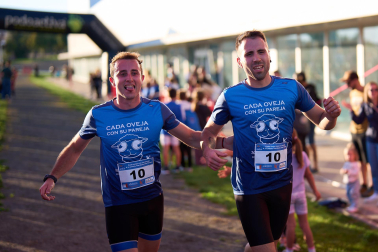 Imágenes de los 400 atletas que participaron en la IV Carrera Popular 'Cada oveja con su pareja' 2025 /