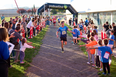 Imágenes de los 400 atletas que participaron en la IV Carrera Popular 'Cada oveja con su pareja' 2025 /