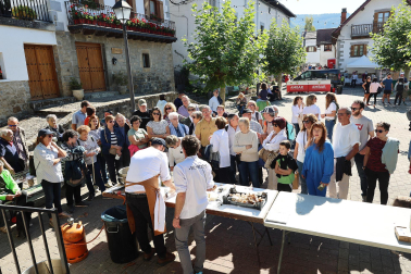 Los vecinos del pueblo de Ezcároz disfrutan de su Fiesta de Otoño