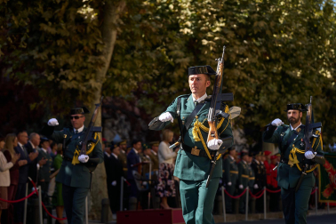 Fotos del desfile de la Guardia Civil en Pamplona por la festividad de la Virgen del Pilar