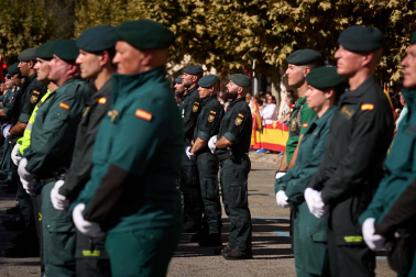 Fotos del desfile de la Guardia Civil en Pamplona por la festividad de la Virgen del Pilar