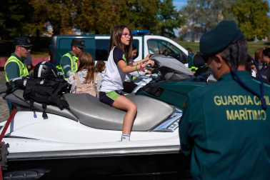 Foto de la exhibición de especialidades de la Guardia Civil en el centro de Pamplona./