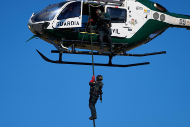 Foto de la exhibición de especialidades de la Guardia Civil en el centro de Pamplona./