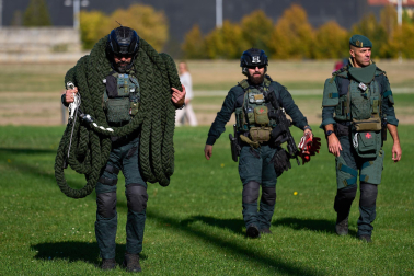Foto de la exhibición de especialidades de la Guardia Civil en el centro de Pamplona./