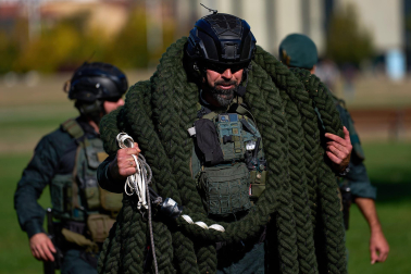 Foto de la exhibición de especialidades de la Guardia Civil en el centro de Pamplona./