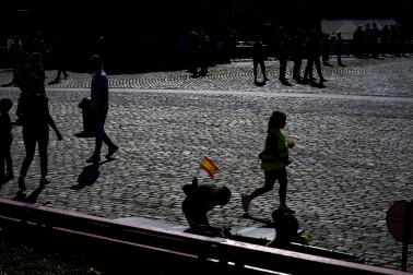 Foto de la exhibición de especialidades de la Guardia Civil en el centro de Pamplona./