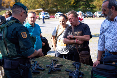 Foto de la exhibición de especialidades de la Guardia Civil en el centro de Pamplona./