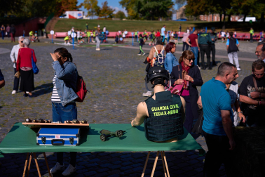 Foto de la exhibición de especialidades de la Guardia Civil en el centro de Pamplona./