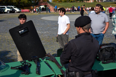 Foto de la exhibición de especialidades de la Guardia Civil en el centro de Pamplona./