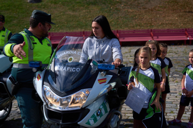 Foto de la exhibición de especialidades de la Guardia Civil en el centro de Pamplona./