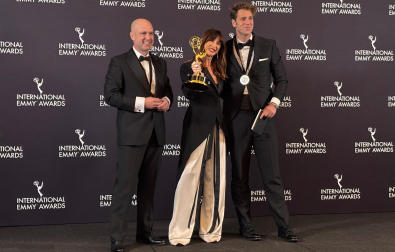 La directora del documental ‘#SeAcabó: Diario de las campeonas' Joanna Pardos (c) y los productores ejecutivos Luis Calvo (i) y Javier Martínez Suárez (d), posan con el premio a mejor documental deportivo este lunes, durante la entrega de los premios Emmy Internacionales en Nueva York