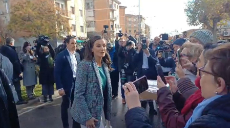 Doña Letizia se ha acercado a saludar a las numerosas personas que se congregaban en Tudela