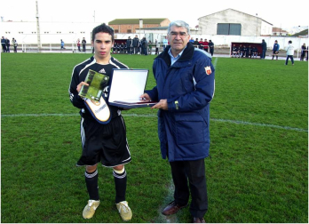 El capitán del Real Madrid y de España, Dani Carvajal, en 2006, junto al director de la Escuela Ribera de Fútbol, Chus Rodríguez
