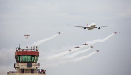 EXHIBICIÓN. En 2017, el piloto pamplonés voló sobre el aeropuerto de Cuatro Vientos, en Madrid, junto a la Patrulla Águila, del Ejército del Aire, para celebrar el 90 aniversario de Iberia
