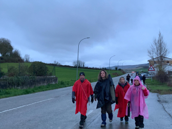 Un grupo de peregrinos llega a Monreal con las primeras luces del día